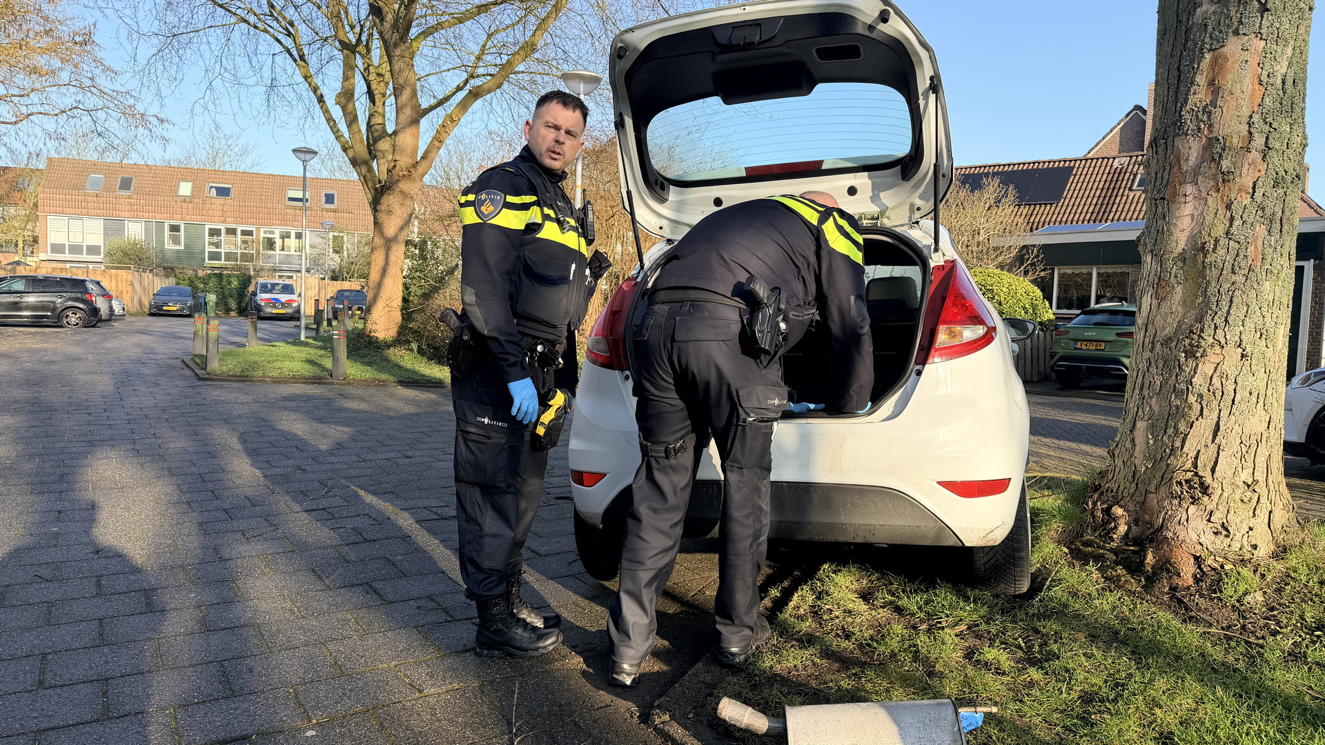 Foto: politie doorzoekt auto.jpeg